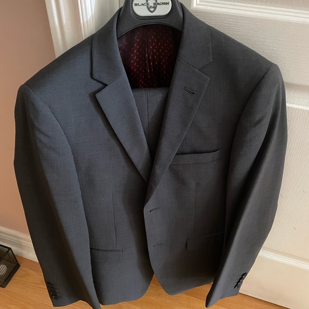 36S Black Brown Charcoal Suit, slim fit. Worn 1x, perfect condition, 100% wool.